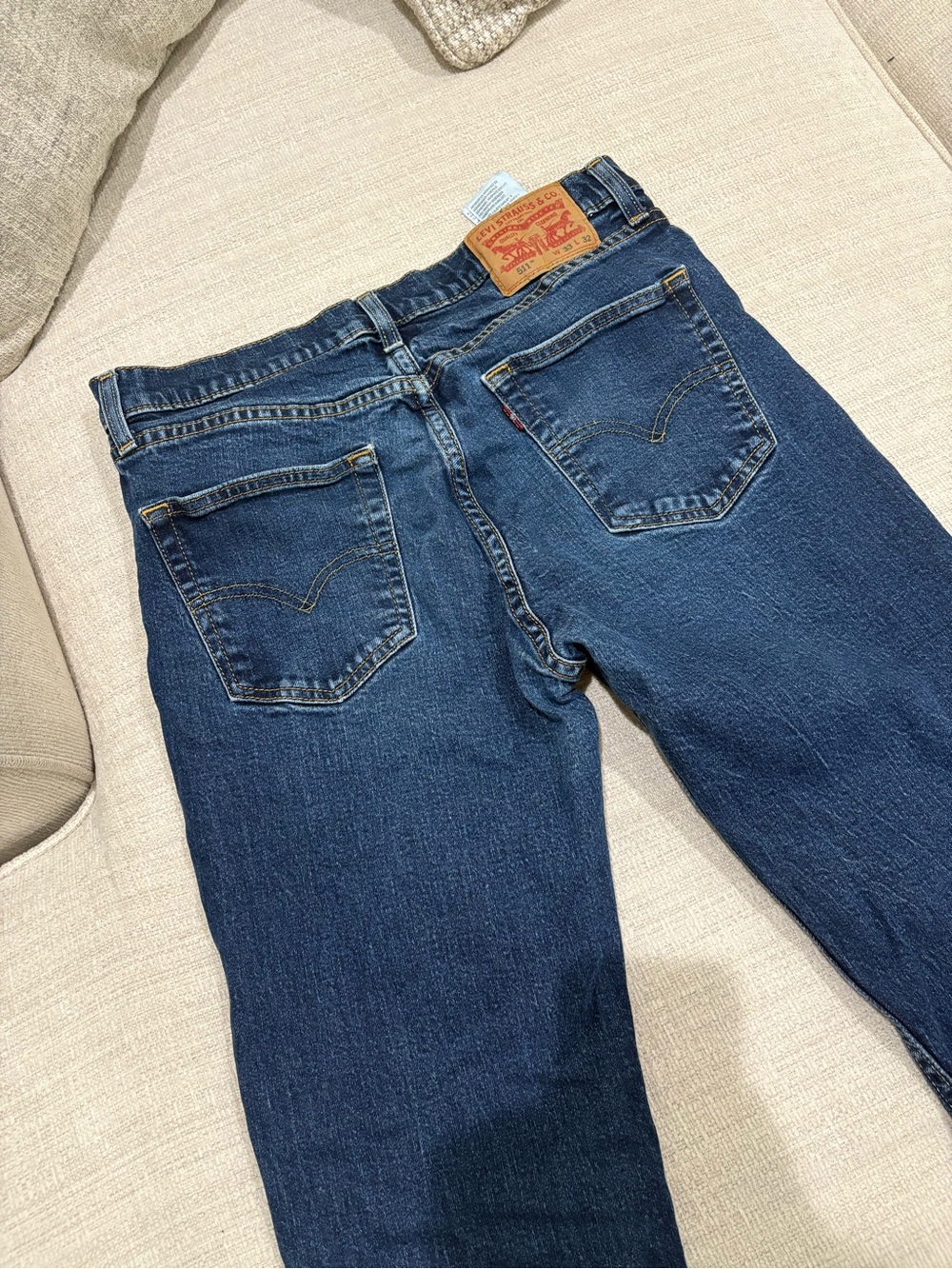 Levi's Medium Blue Denim Jeans with Gold Stitching - Picture 3 of 9
